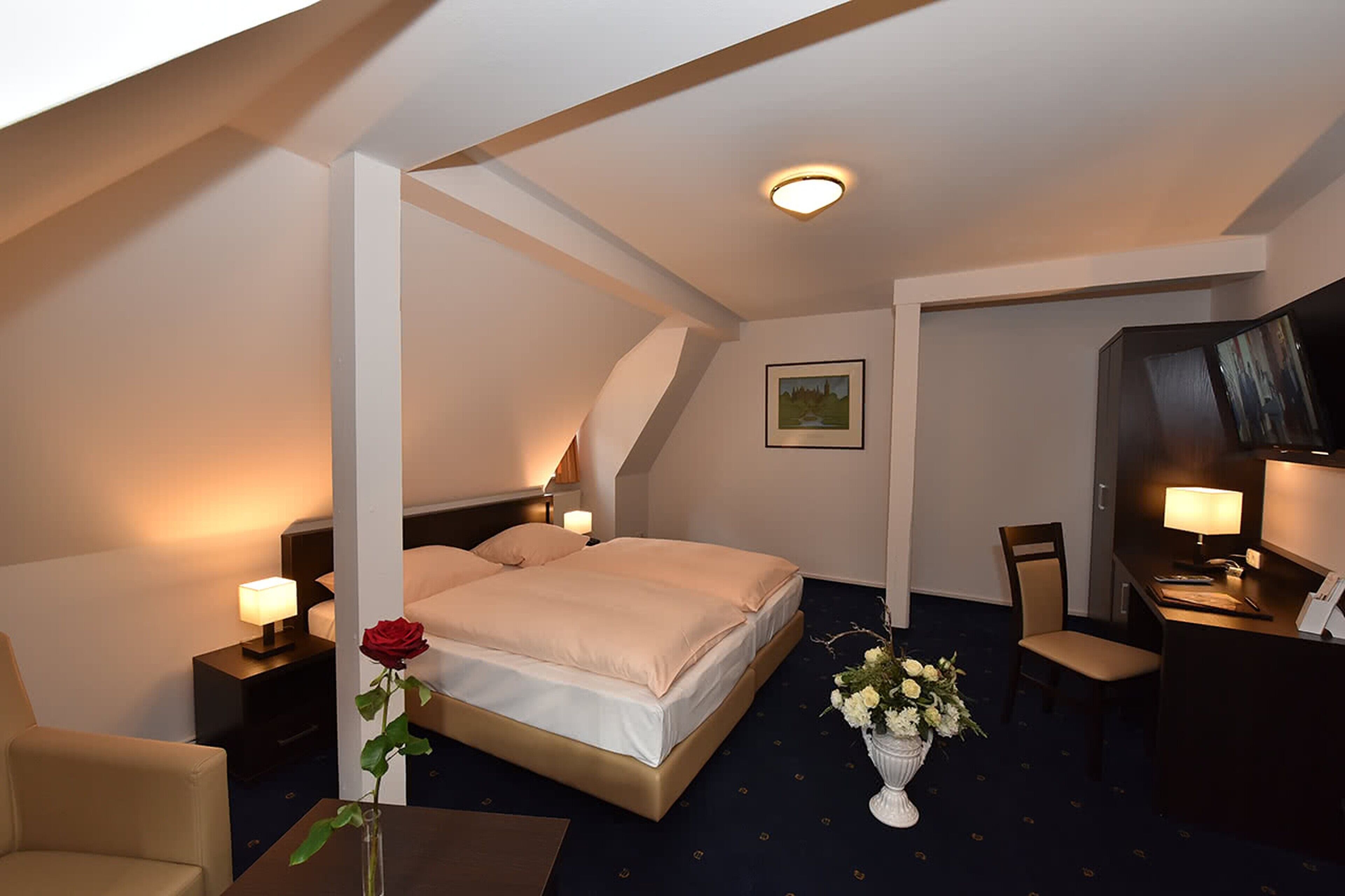Een minibar, een kluis op de kamer, een bureau, een laptopwerkplek