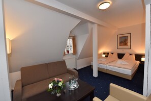 Minibar, két bảo mật tại phòng, bàn
