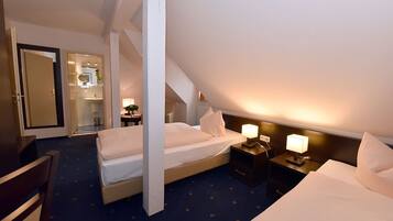 Minibar, Zimmersafe, Schreibtisch, laptopgeeigneter Arbeitsplatz