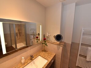 Gratis toiletartikler, hårtørrer, håndklæder