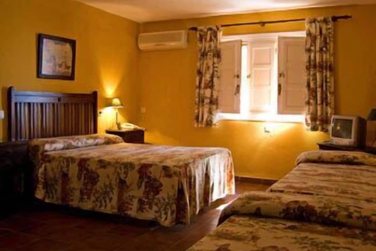 Quadruple Room | WiFi (free), bed sheets