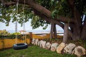 Children's play area - outdoor - Hotel Rural Cortijo Amaya - Bed & Breakfast (Torrox)