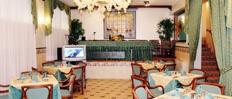 Lunch, dinner served; Italian cuisine, sea views