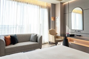 Premium bedding, in-room safe, desk, iron/ironing board - E-Da Royal Hotel (Kaohsiung)