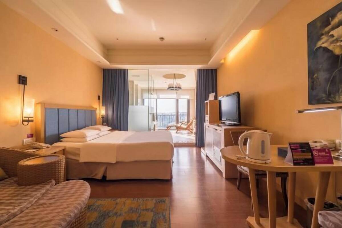 Premium bedding, in-room safe, desk, iron/ironing board
