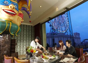 Un restaurante con una amplia vista panorámica de una noria y un edificio.