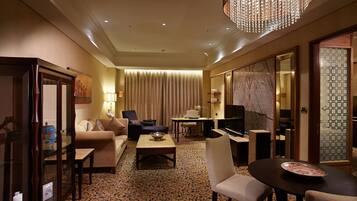 Suite (Chairman Suite) | Ropa de cama de alta calidad y caja de seguridad en la habitación