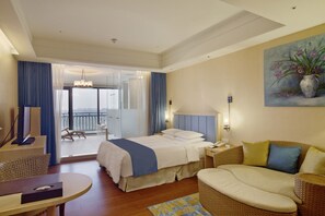 Ropa de cama de alta calidad y caja de seguridad en la habitación 