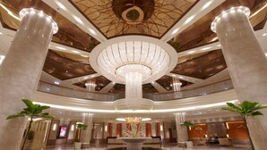 A spacious lobby with a central fountain, high ceilings, and marble flooring. - E-Da Royal Hotel (Kaohsiung)