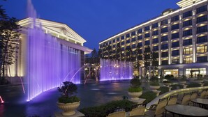 A hotel courtyard with fountains, outdoor seating, and a large building with multiple floors. - E-Da Royal Hotel (Kaohsiung)