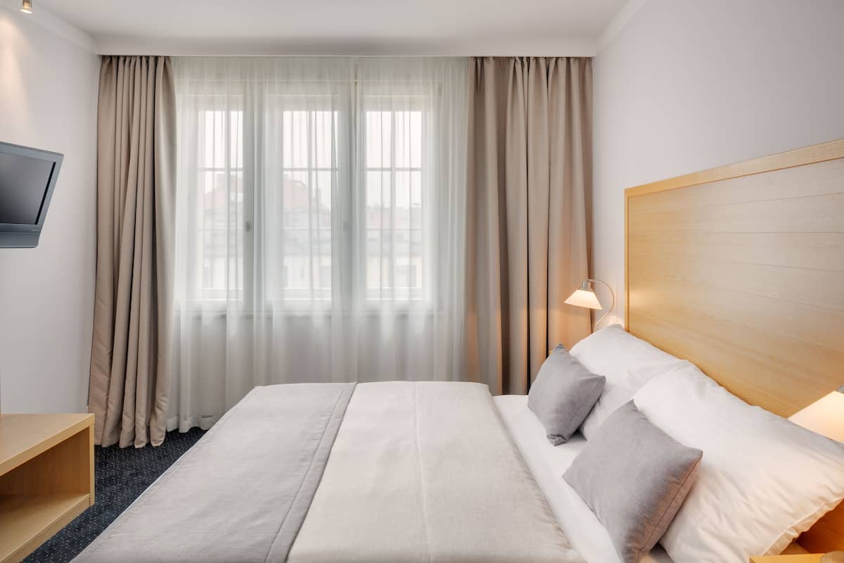 Minibar, Zimmersafe, Schreibtisch, laptopgeeigneter Arbeitsplatz
