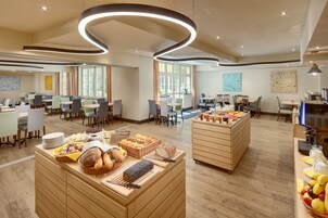 Café da manhã com buffet todos os dias (EUR 17 por pessoa) 
