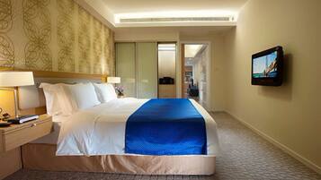 Camas con pillow-top, escritorio, cortinas blackout y insonorización