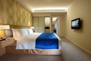 Camas com colchões pillow-top, escrivaninha, cortinas blackout