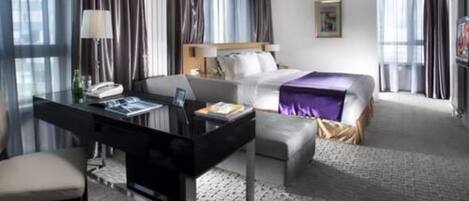 Pillowtop-bedden, een bureau, verduisterende gordijnen