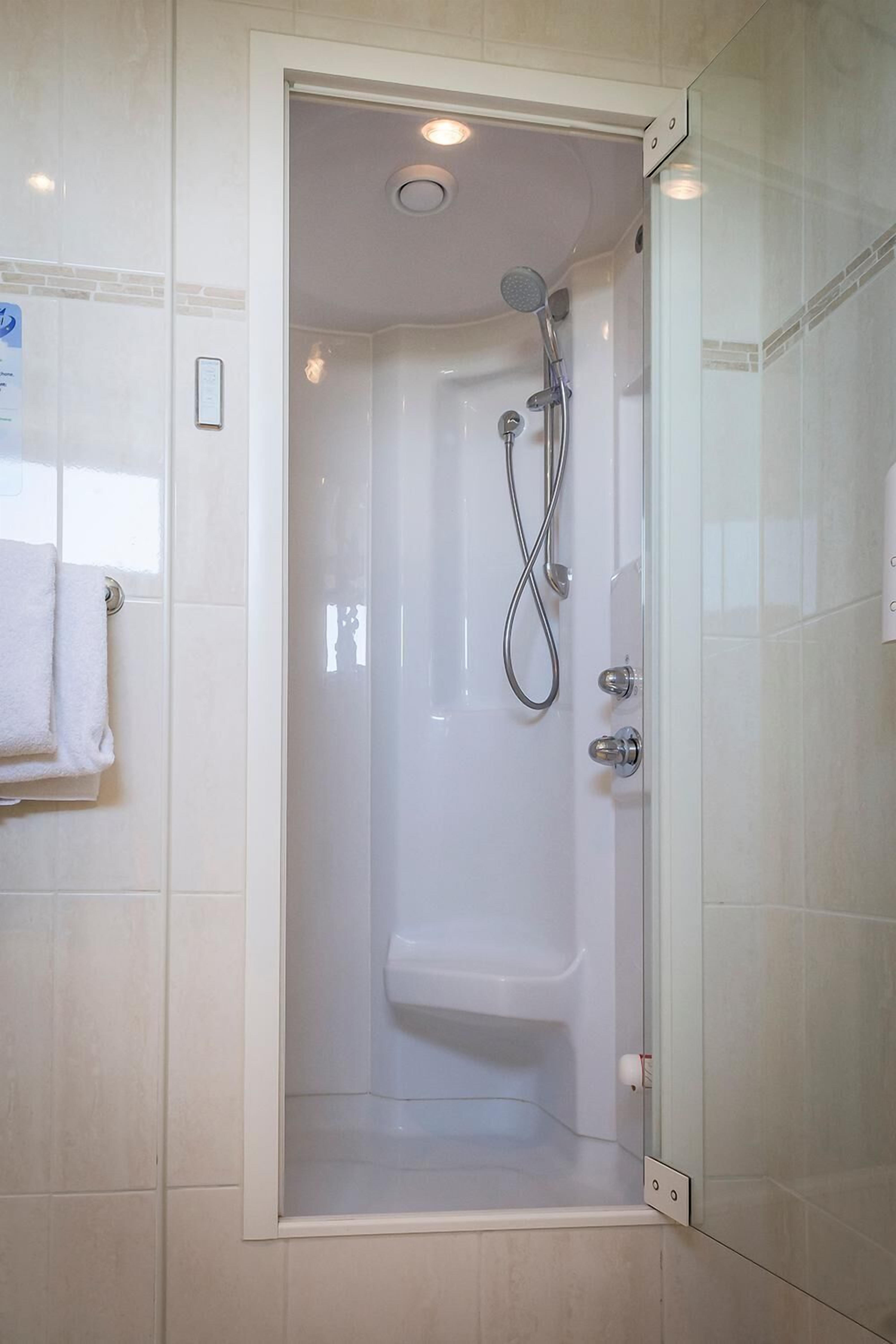 separate bathtub and shower, jetted bath, free toiletries, hair dryer