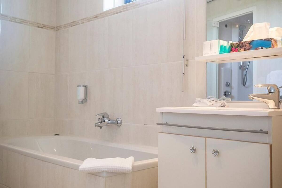 separate bathtub and shower, jetted bath, free toiletries, hair dryer