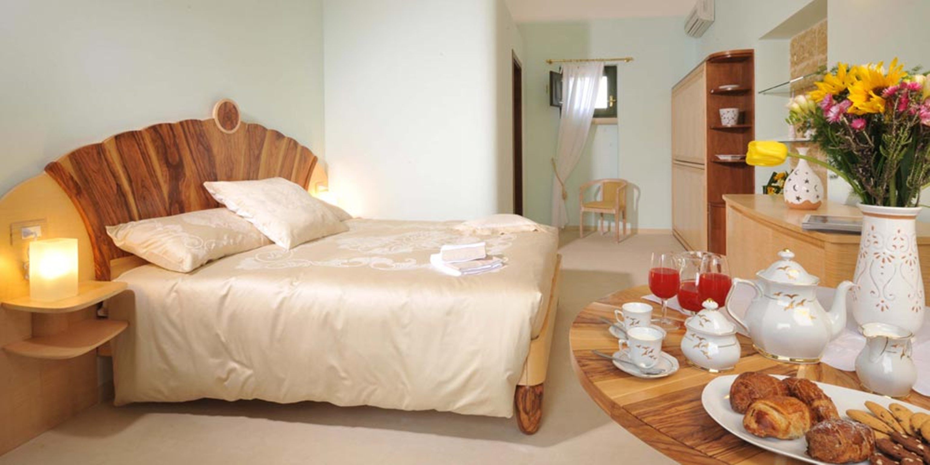 minibar, in-room safe, desk, laptop workspace