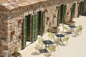 供应午餐和晚餐，地方菜