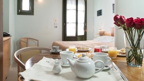Minibar, caja de seguridad en la habitación y escritorio 