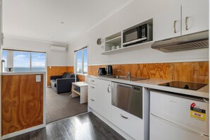 Habitación superior | Cocina privada | Frigorífico, microondas, hervidor eléctrico y utensilios de cocina