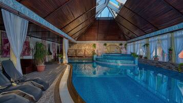 Kolam renang indoor dan kolam renang outdoor musiman