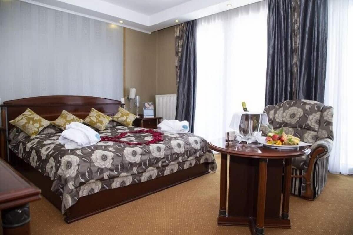Superior Double Room, Bathtub | 1 bedroom, minibar, soundproofing, iron/ironing board