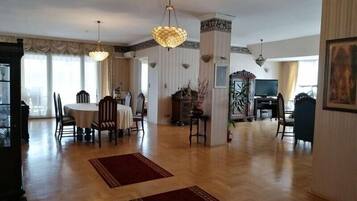 Suite Royal, 1 Tempat Tidur Queen, pemandangan sungai | Minibar, kedap suara, setrika/meja setrika, dan Wi-Fi gratis