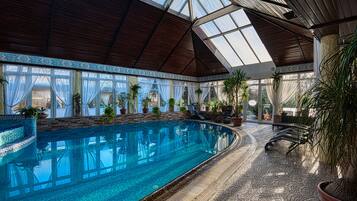 Kolam renang indoor dan kolam renang outdoor musiman