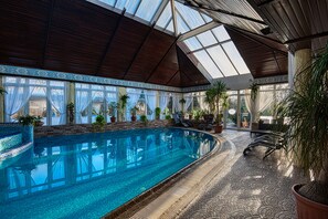 Indoor pool, seasonal outdoor pool, pool umbrellas, sun loungers - Duna Relax Hotel  (Rackeve)