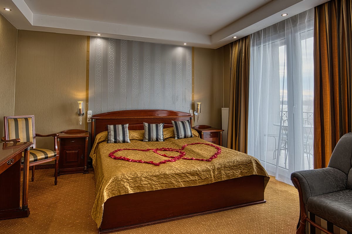 Superior Double Room | 1 bedroom, minibar, soundproofing, iron/ironing board