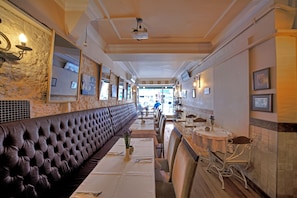 Petit déjeuner et déjeuner servis sur place, spécialités Cuisine turque