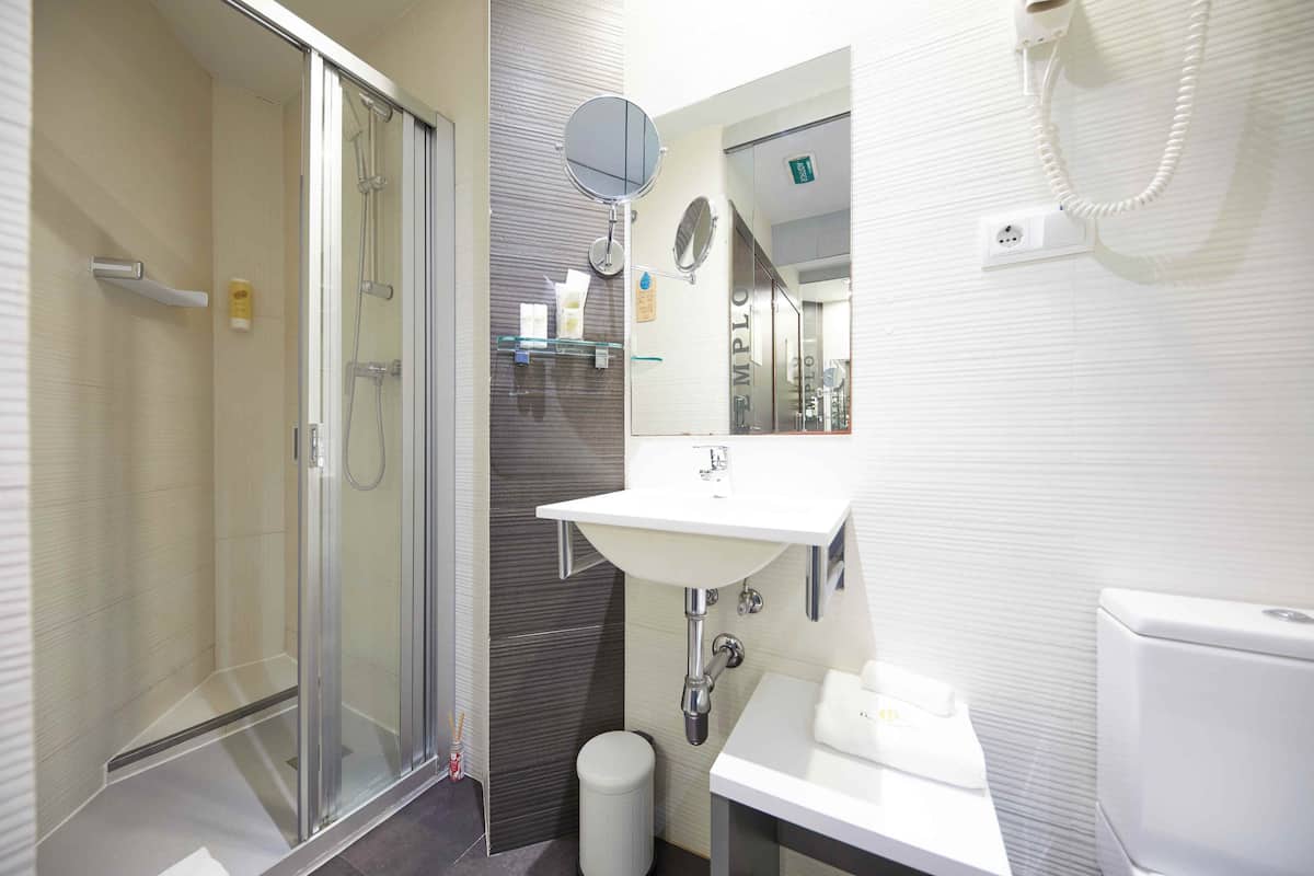 Einzelzimmer | Badezimmer | Dusche, kostenlose Toilettenartikel, Haartrockner, Handtücher