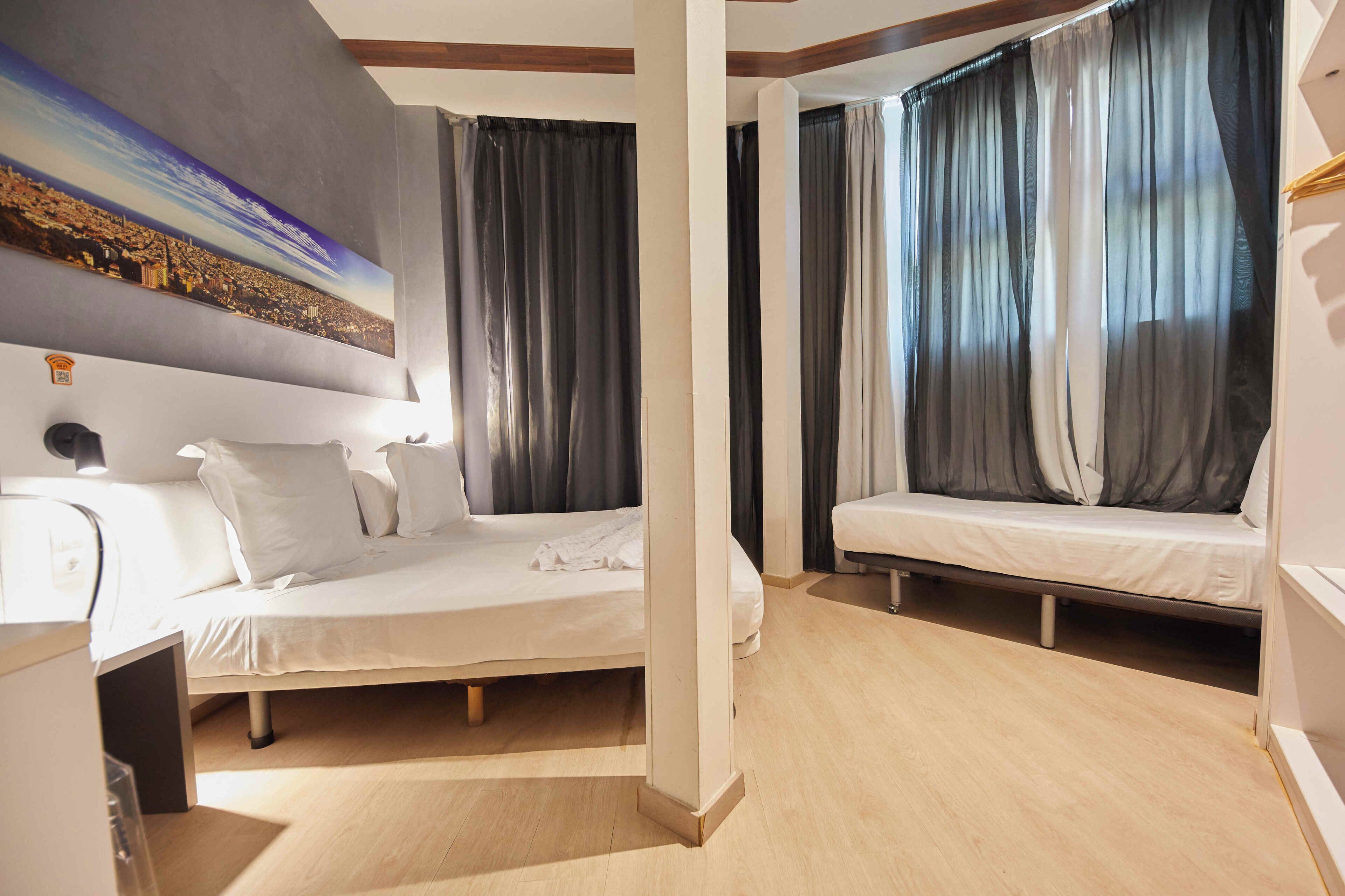 Camera tripla | Copriletto in piuma, con stile personalizzato, tende oscuranti