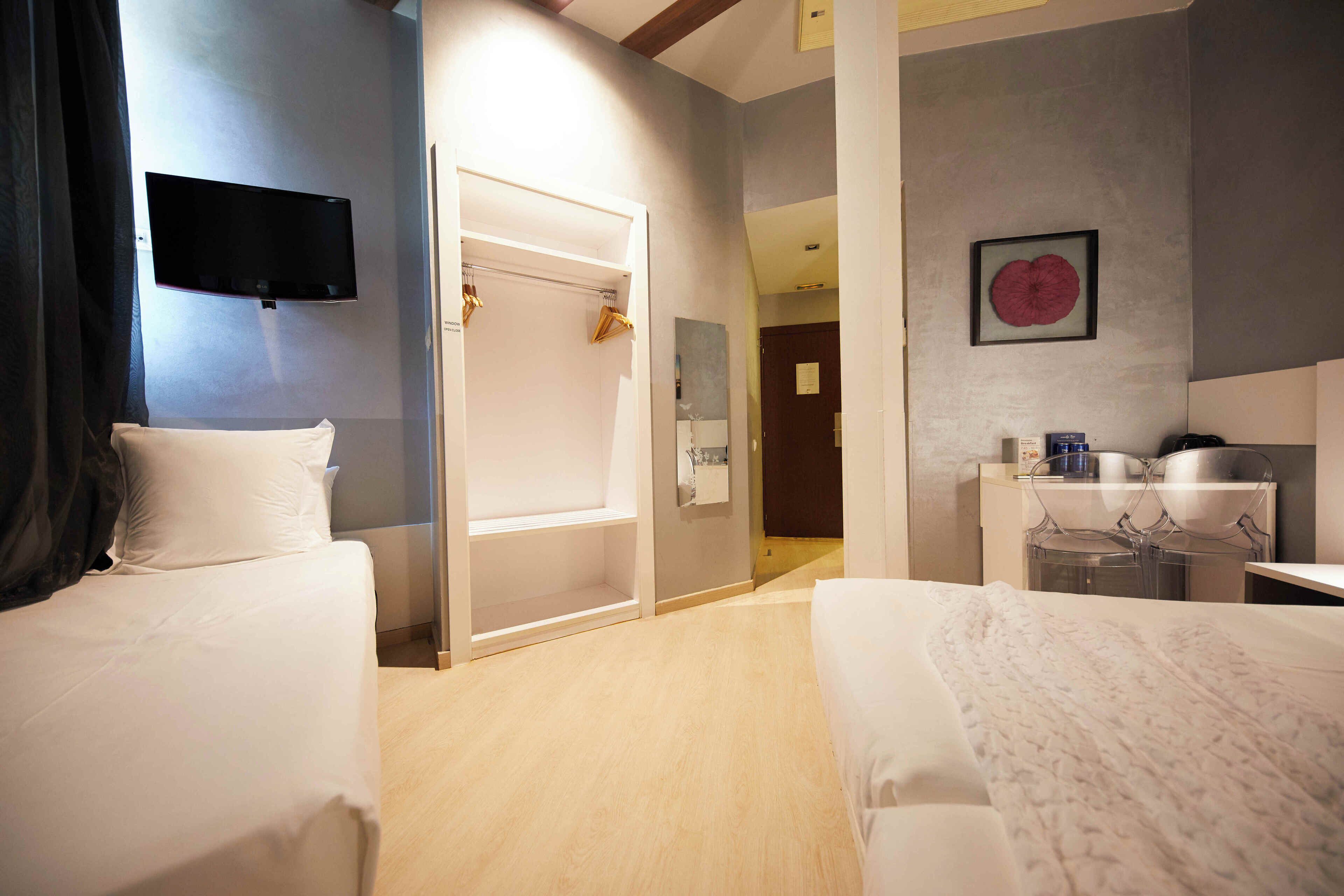 Habitación triple | Edredón, decoración personalizada, cortinas blackout y insonorización 