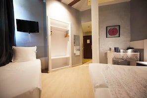 Kolmen hengen huone | Untuvapeitot, yksilöllisesti sisustettu, pimennysverhot, äänieristys