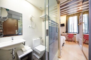 Habitación individual | Baño | Regadera, amenidades de baño gratuitas, secadora de cabello, toallas 