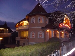 Fachada da propriedade à noite