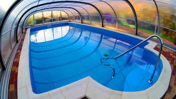 Seasonal outdoor pool, pool umbrellas, sun loungers