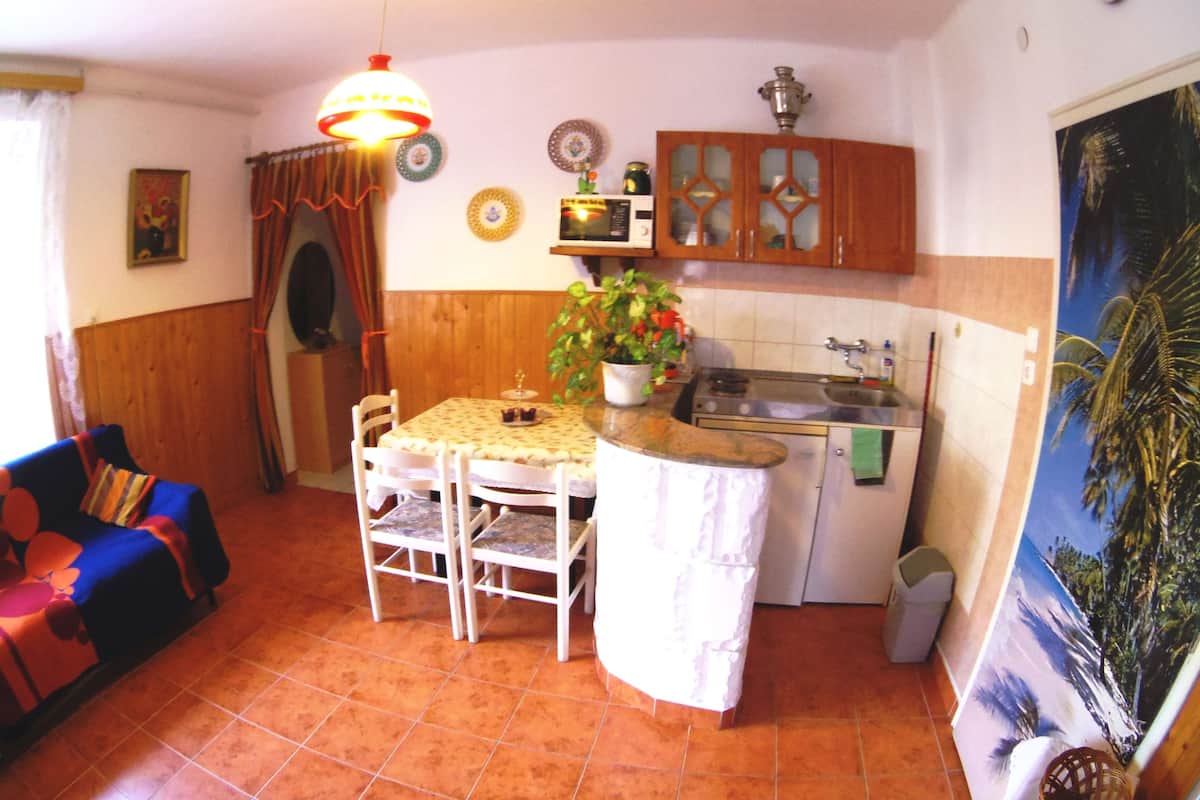 apartment | 1 bedroom, frette italian sheets, hypo-allergenic bedding