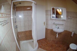 A bathroom with a shower, sink, and toilet. - Joker Villa Apartementhaus (Hévíz)