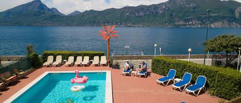 Kolam renang outdoor musiman, dengan payung kolam renang