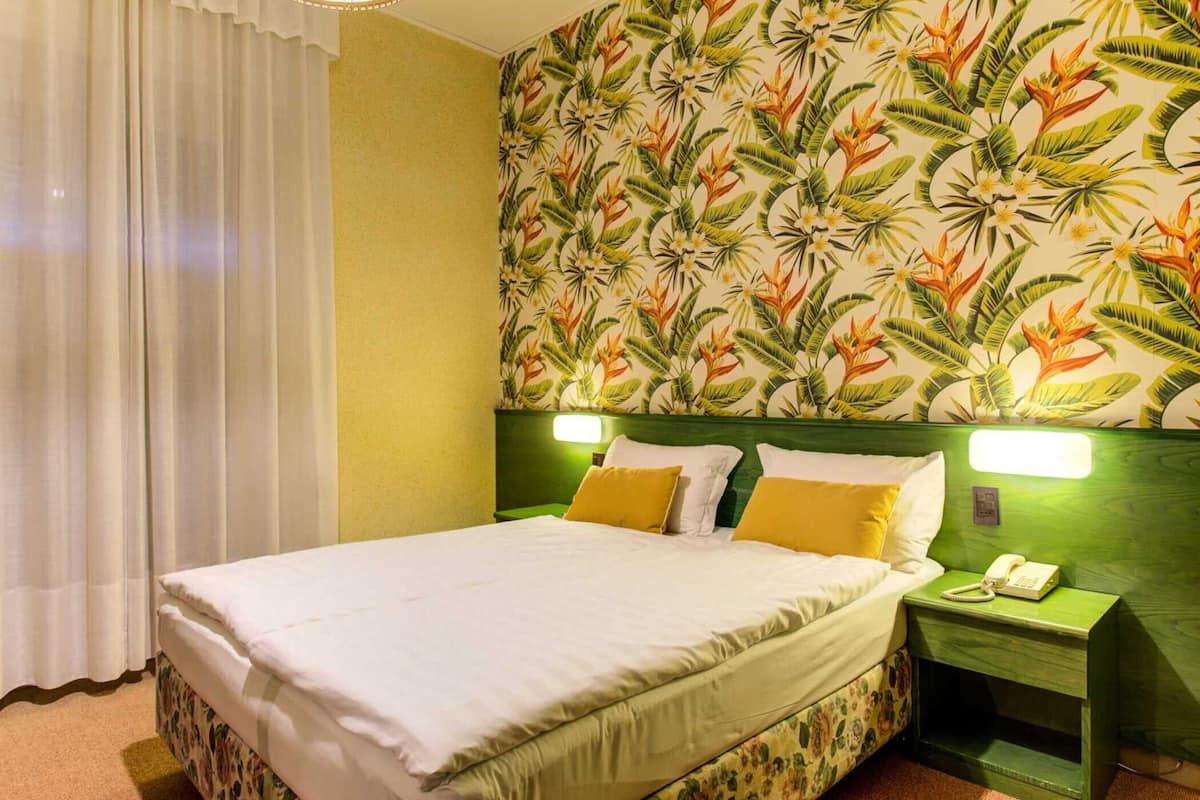 In-room safe, desk, cots/infant beds, free WiFi