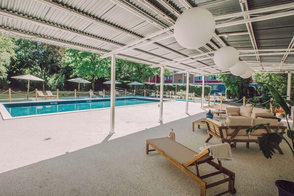 Een seizoensgebonden buitenzwembad, parasols voor strand/zwembad