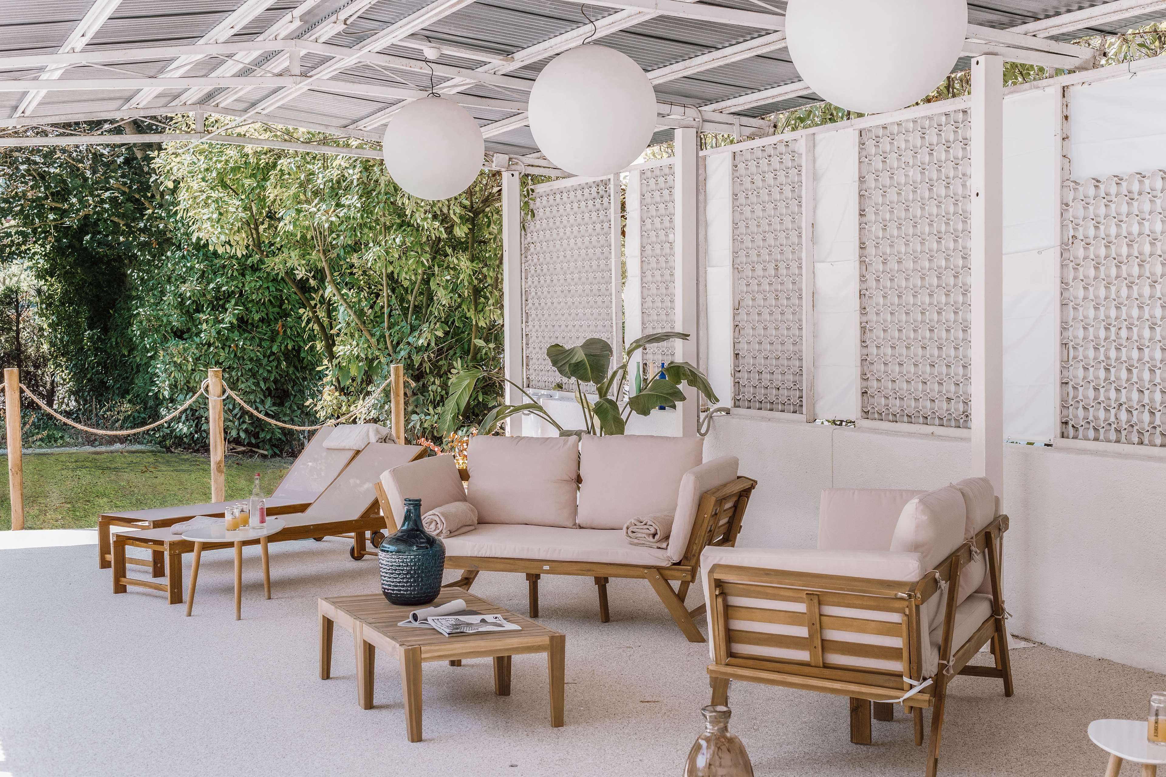 Außenpool (je nach Saison geöffnet), Sonnenschirme, Liegestühle