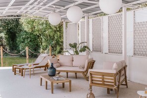 Piscine extérieure (ouverte en saison), parasols de plage