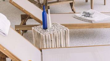 Außenpool (je nach Saison geöffnet), Sonnenschirme, Liegestühle