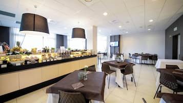 Tägliches Frühstücksbuffet (10 EUR pro Person)