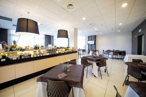 Frukostbuffé varje dag (EUR 10 per person)