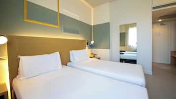 Standardværelse med 2 enkeltsenge | Minibar, pengeskab på værelset, skrivebord, lydisolering